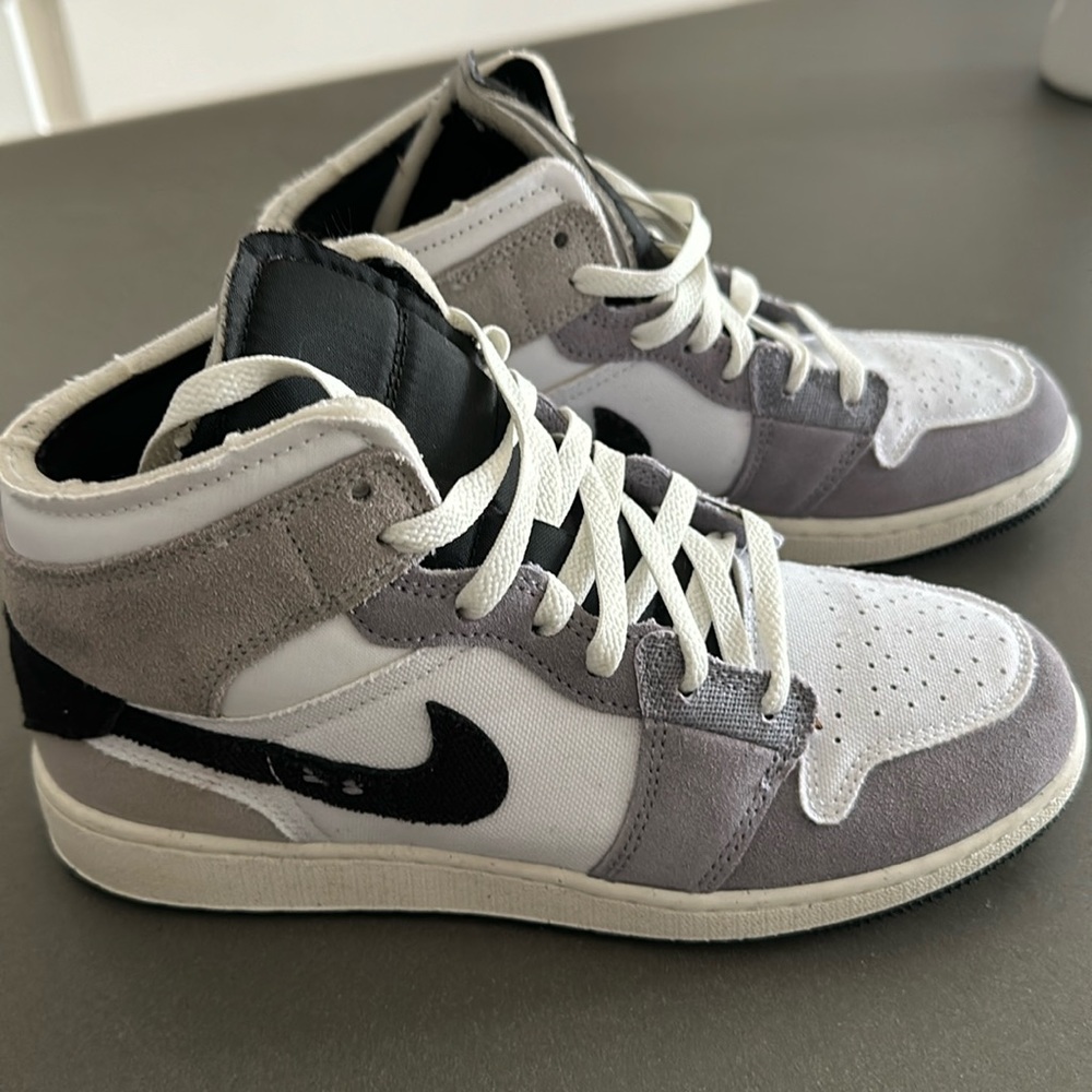Like new Nike Jordan 1 Mid SE size boys 5.5 women 7.5